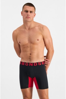 Josh (He/Him) wears size M and is 185.48cm tall with 99cm chest and 81cm waist