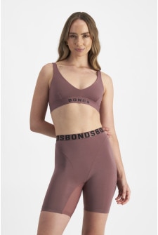 Mikaela (She/Her) wears size S and is 177cm tall with 89cm chest and 66cm waist