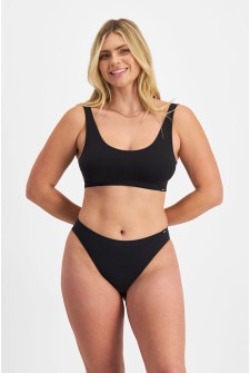 Rhiannan (She/Her) wears size S and is 175cm tall