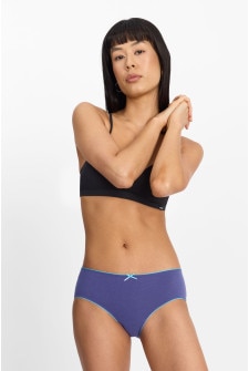 Nancy (She/Her) wears size S and is 170cm tall with 82cm chest and 64cm waist