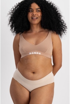 Bailey (She/Her) wears size L and is 168cm tall with 99cm chest and 86cm waist