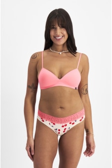 Rhiannan (She/Her) wears size S and is 175cm tall