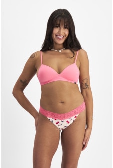 Rhiannan (She/Her) wears size S and is 175cm tall