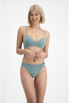 Rhiannan (She/Her) wears size S and is 175cm tall