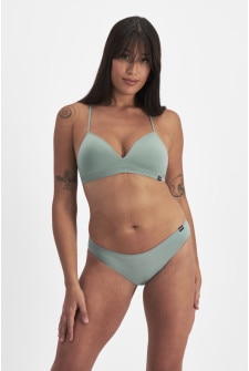 Leah (She/Her) wears size L and is 185cm tall