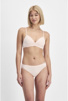 Rhiannan (She/Her) wears size S and is 175cm tall