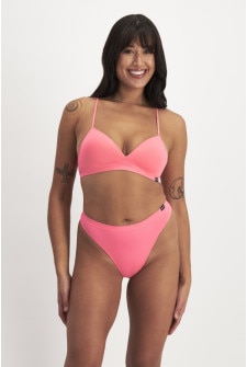 Leah (She/Her) wears size L and is 185cm tall