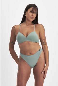Elodie (She/Her) wears size S and is 180cm tall with 83cm chest and 62cm waist