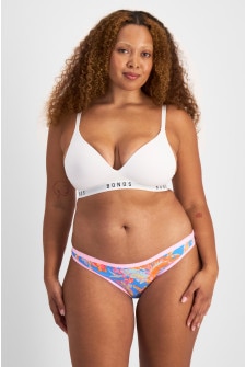 Bailey (She/Her) wears size L and is 168cm tall with 99cm chest and 86cm waist