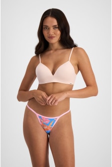 Bailey (She/Her) wears size L and is 168cm tall with 99cm chest and 86cm waist