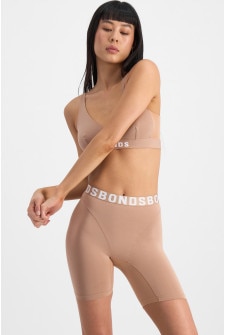 Leah (She/Her) wears size L and is 185cm tall