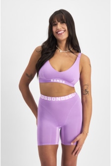 Leah (She/Her) wears size L and is 185cm tall