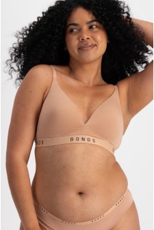 Rhiannan (She/Her) wears size 34B and is 175cm tall 