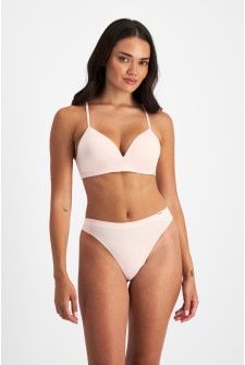  Portia (She/Her) wears size M and is 171cm tall with 80cm chest and 64cm waist