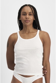 Tani (She/Her) wears size 12 and is 171cm tall with 74cm chest and 61cm waist