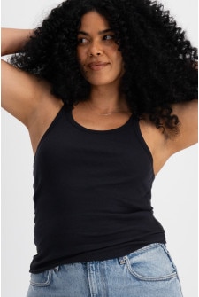 Tani (She/Her) wears size S and is 171cm tall with 74cm chest and 61cm waist