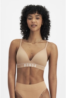 Jasmin (She/Her) wears size L and is 172cm tall with 101cm chest and 82cm waist