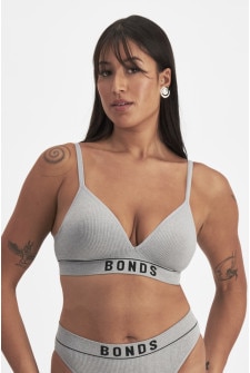 Leah (She/Her) wears size L and is 185cm tall 