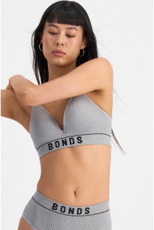 Leah (She/Her) wears size L and is 185cm tall