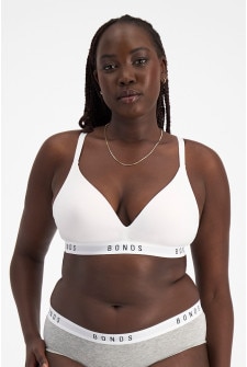 Victoria (She/Her) wears size 36DD and is 178cm tall with 96cm chest and 78cm waist