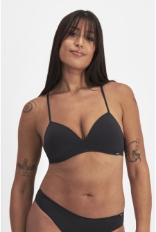 Elodie (She/Her) wears size S and is 180cm tall with 83cm chest and 62cm waist